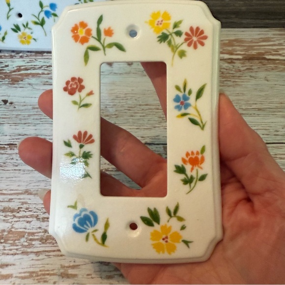 Vintage Amer Tac White Plastic Orange Blue & Yellow Flowers Light Switch Covers - Picture 4 of 5